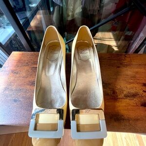 Authentic Roger Vivier Yellow, Gray and Tan patent leather pumps Shoes. Size 39